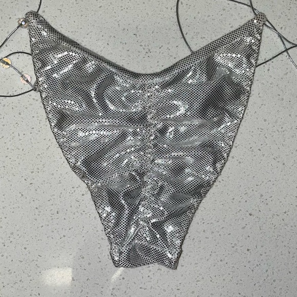 Minimalistic Silver Competition Bikini with Scrunch Bottom & Elastic Ties Small - Picture 11 of 13